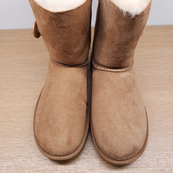 UGG BAILEY BUTTON II SHORT CHESTNUT New in Box - Picture 6 of 8